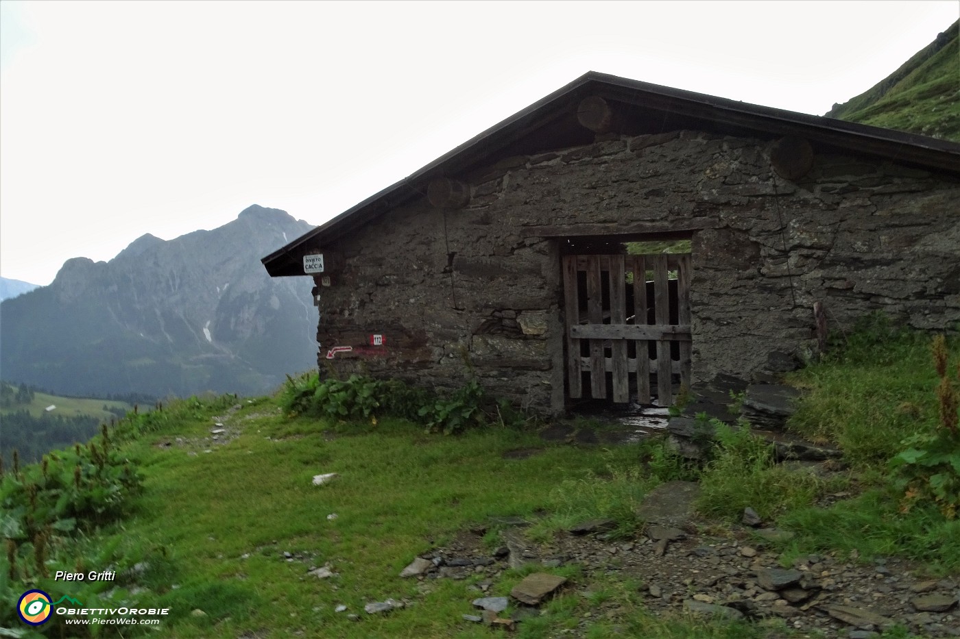 85 Mi affretto a rifugiarmi dentro il Baitone di Saline .JPG